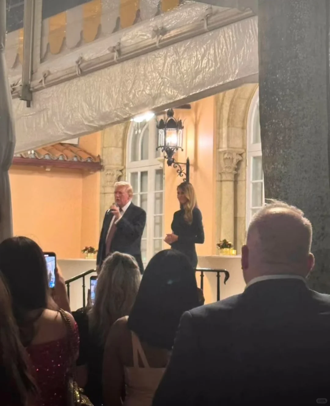 特朗普总统和第一夫人梅拉尼娅今晚在海湖庄园举行宴会，邀请硅谷大佬们。