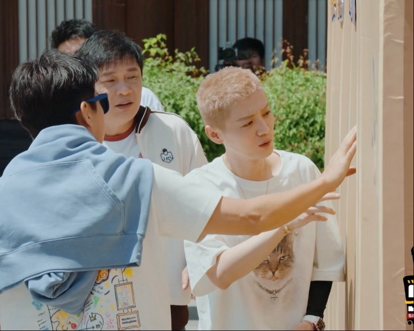 鹿晗把眉毛也染了鹿晗把眉毛染成浅棕浅棕眉毛和发色浑然一体，恰到好处的配色，轻松营