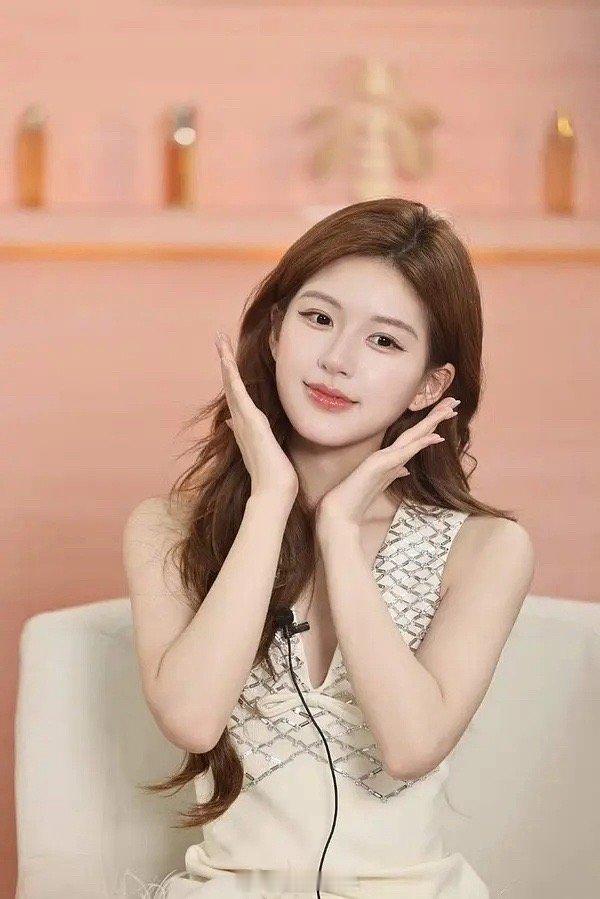 赵露思今晚直播状态好好，纯正露味🥰 暂别许妍氧气美女回归啦 ​​​