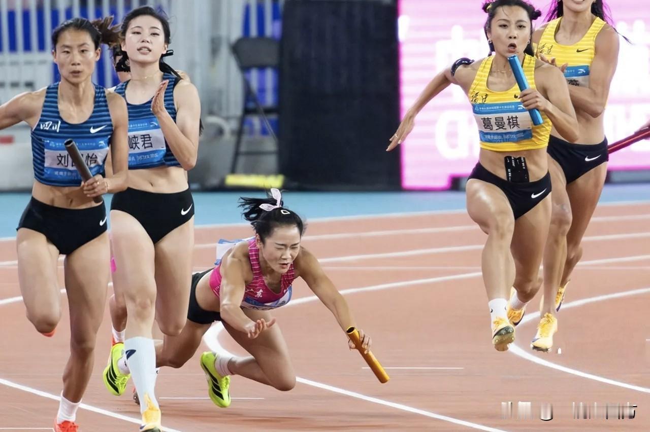 在全运会男女混合4X100米接力决赛交接棒时意外摔倒的28岁广东短跑名将梁小静更
