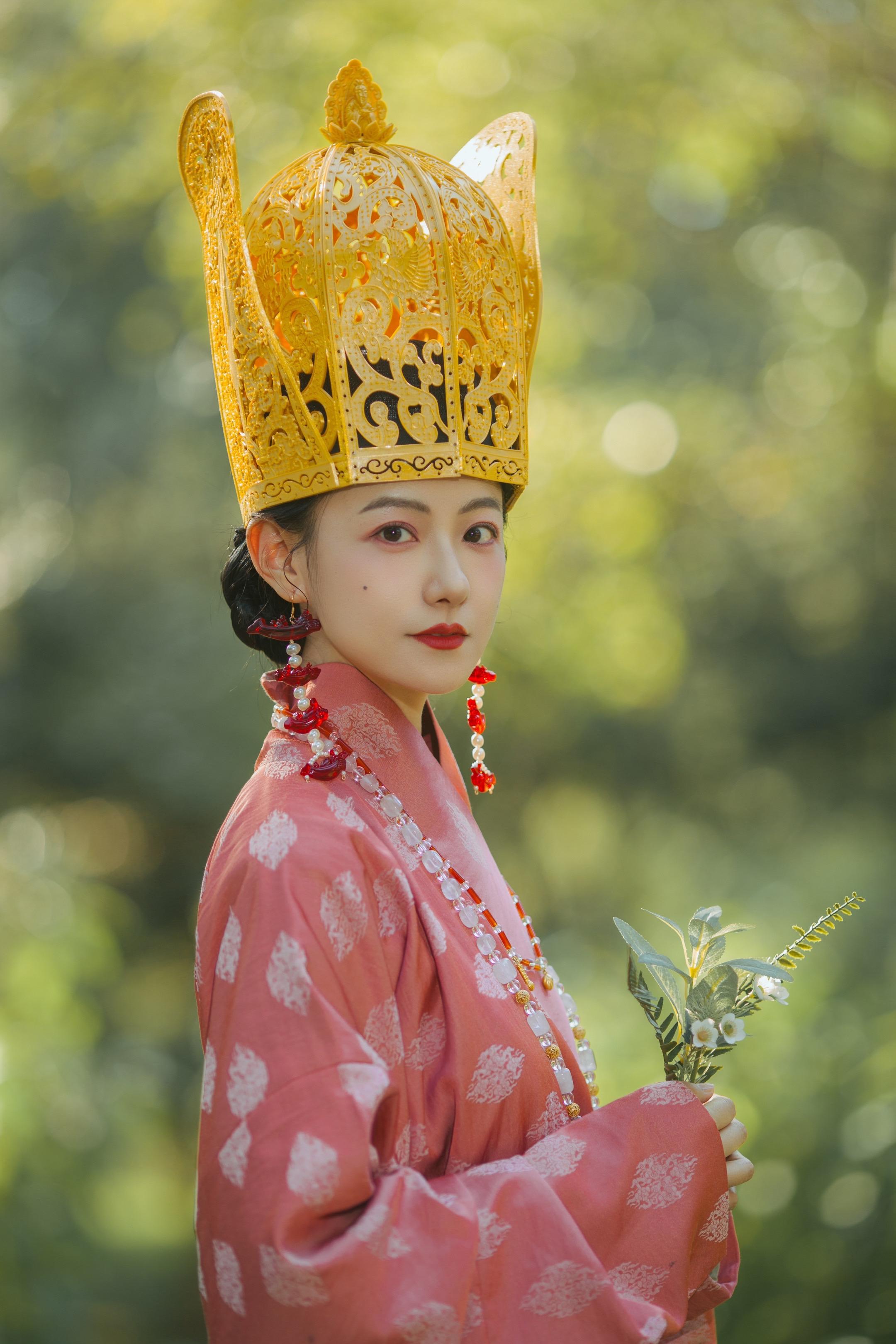 辽·高翅冠｜公主的回眸。✨终于拍了复原陈国公主的高翅冠造型，拍摄前一天...