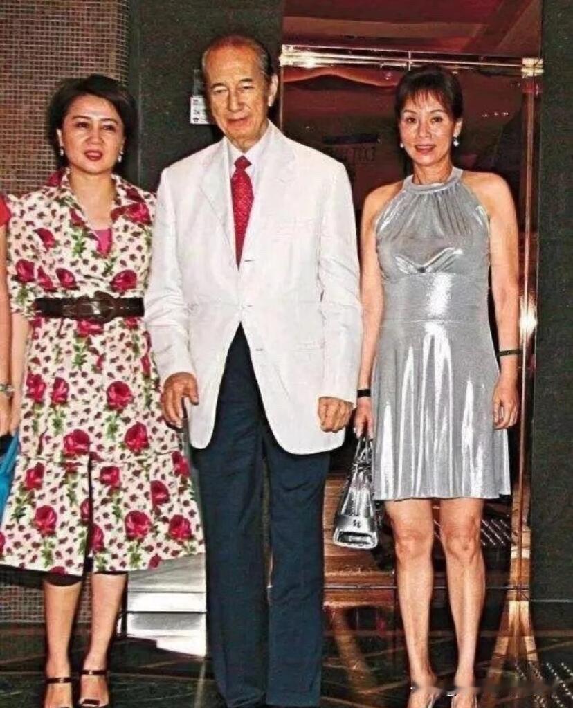 这是早些年赌王何鸿燊跟陈婉珍、梁安琪一起外出时的一张留影，赌王何鸿燊身材高挑，那