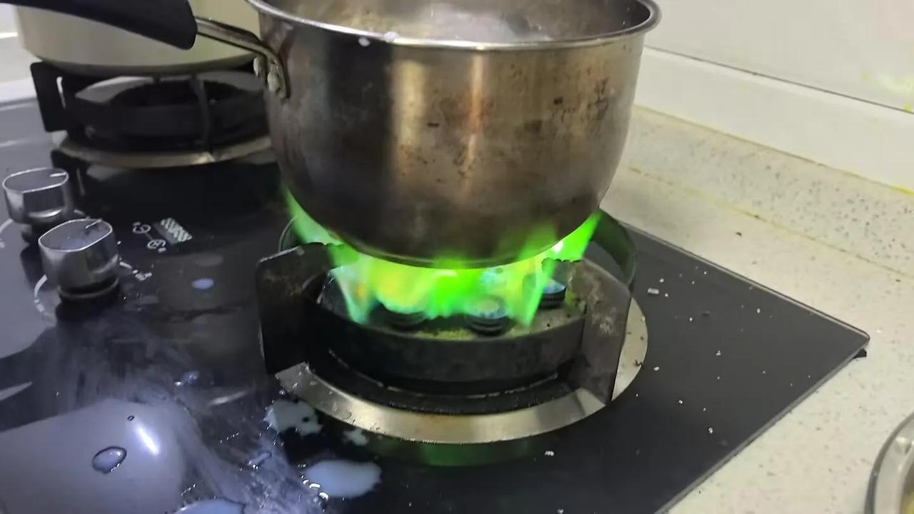 燃气灶火焰为啥变绿了
查天然气的给我们换了根管子，然后火就变绿了有问题吗