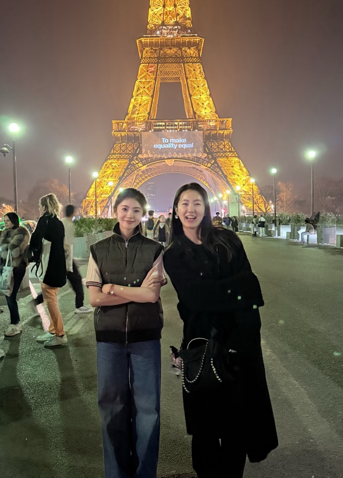 网友在巴黎偶遇的刘浩存她的脸好清晰 有人懂吗 又小又精致