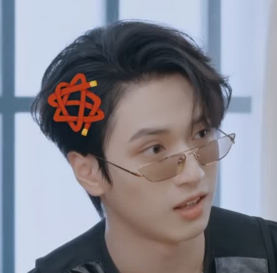顶着一张帅脸，就这样呆呆的！！！ 
