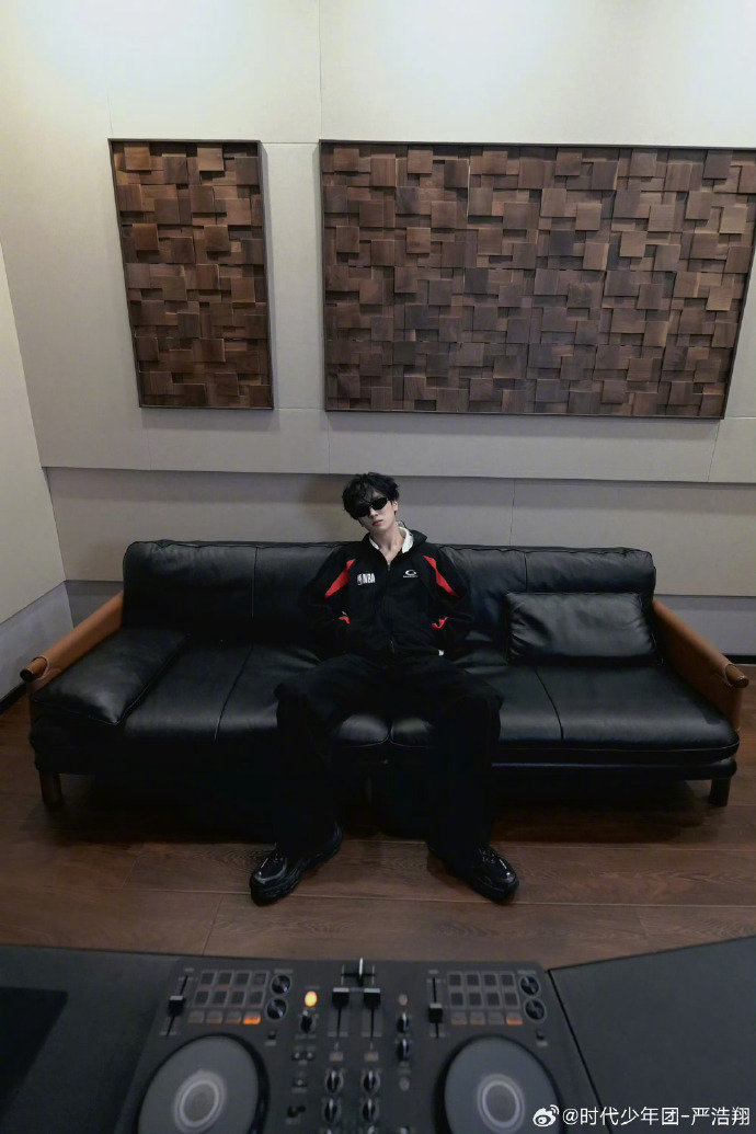 严浩翔新歌FLY开始预约 严浩翔新歌FLY预约开启 今天中午12点开始预约 