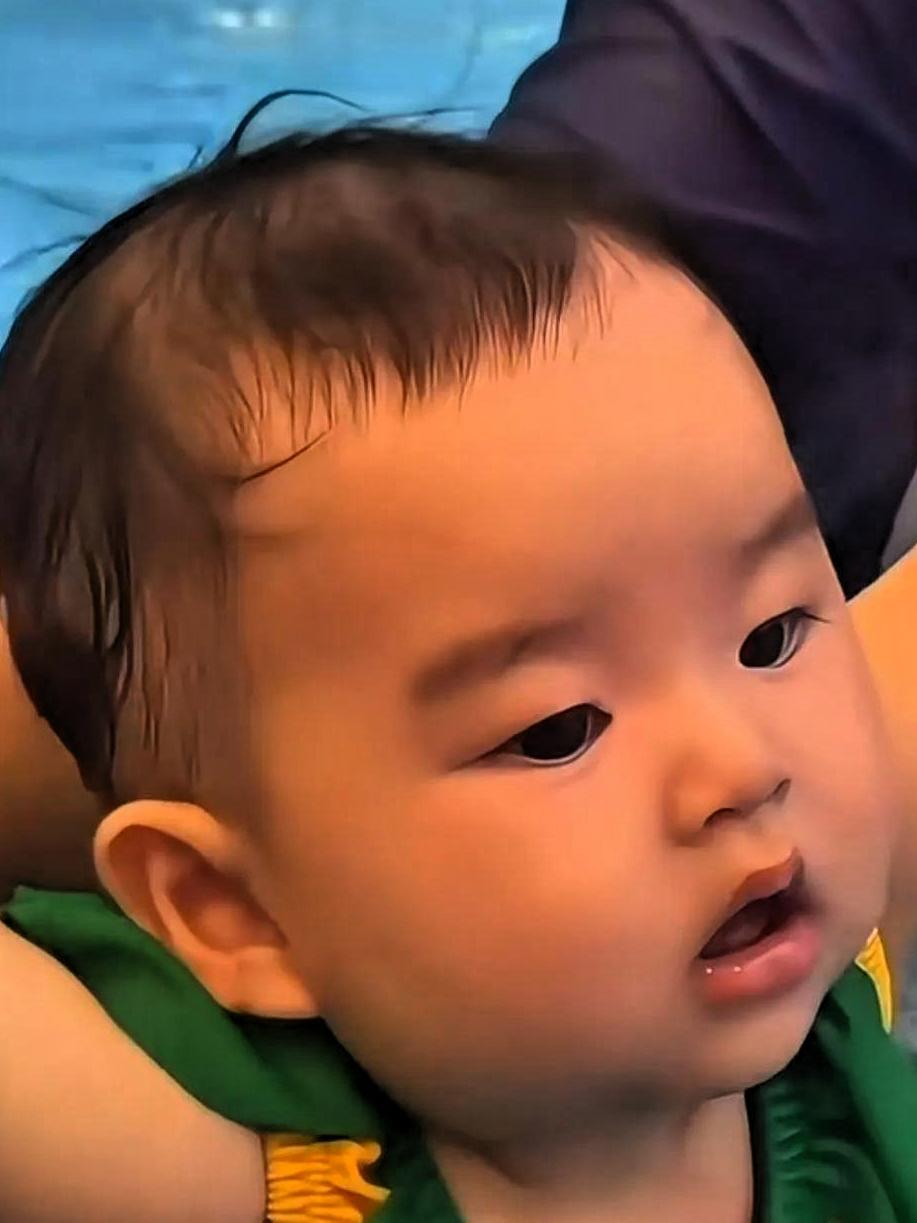 全网夸爆！马筱梅带5个月儿子上游泳课，真实带娃状态太圈粉
 
真的被马筱梅的带娃
