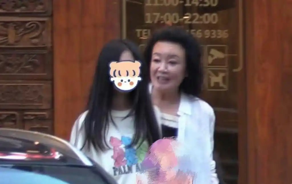 张兰看小玥儿的眼神跟李湘看王诗龄的眼神一样宠爱！ ​​​