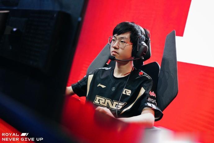 涵艺爆料：R的中单是tangyuan，其他位置还有变数！

前V5教练涵艺爆料：