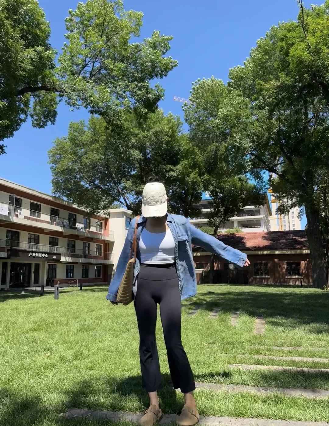 上班通勤&暑假带娃遛弯穿搭 舒适又松弛
黑色微喇裤子搭配什么上衣 八分瑜伽裤 八