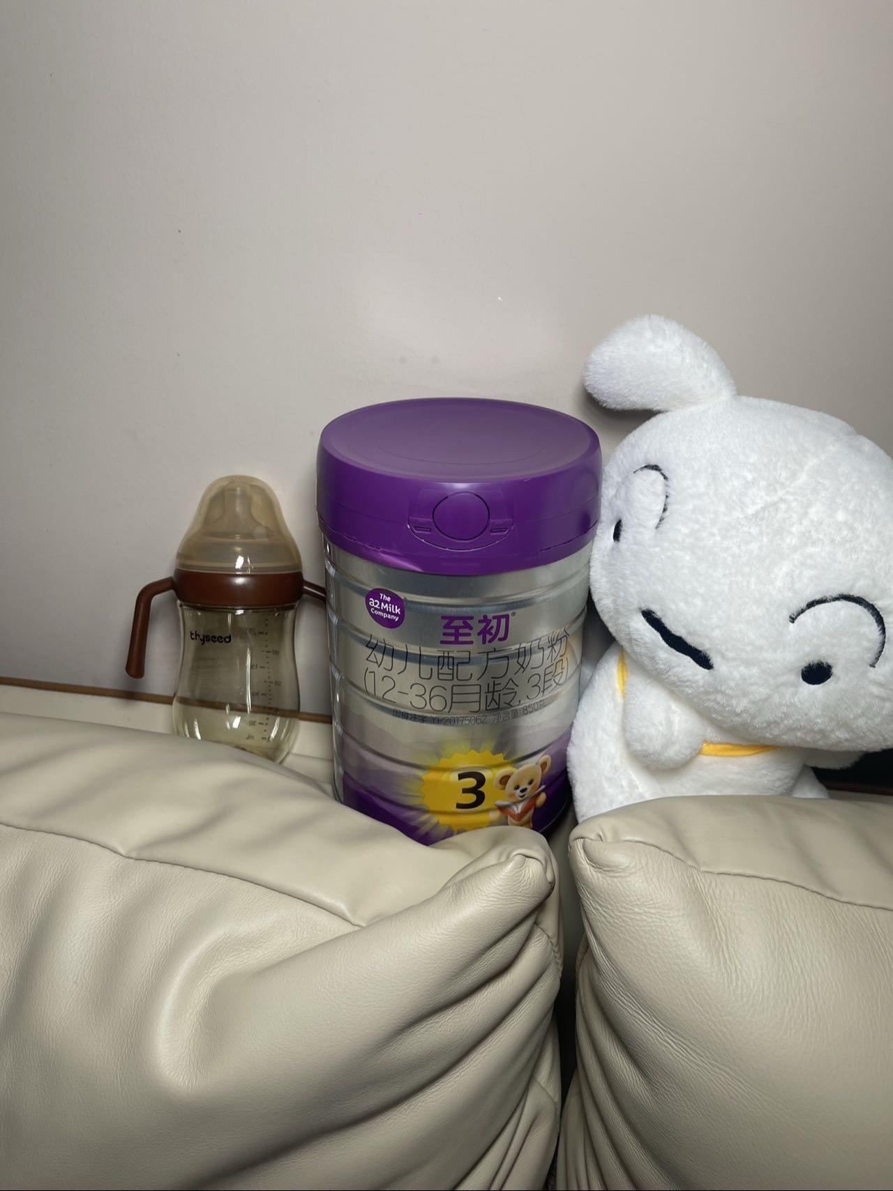 我是在宝宝六个月时开始转a2至初的，之前喝普通奶粉总拉绿便，医生建议换...