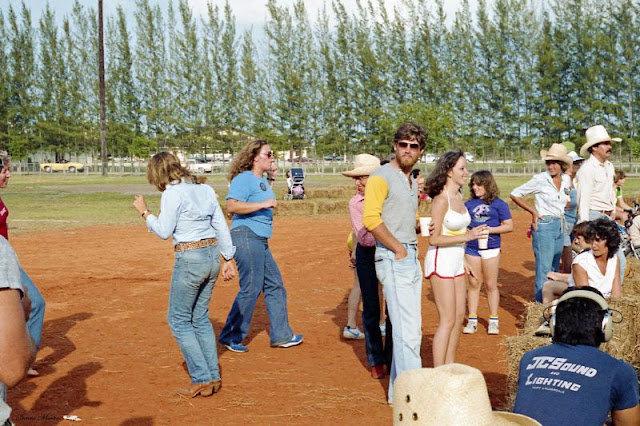 摄影记录历史 - 80年代的佛罗里达日常
摄影师：Steven Martin