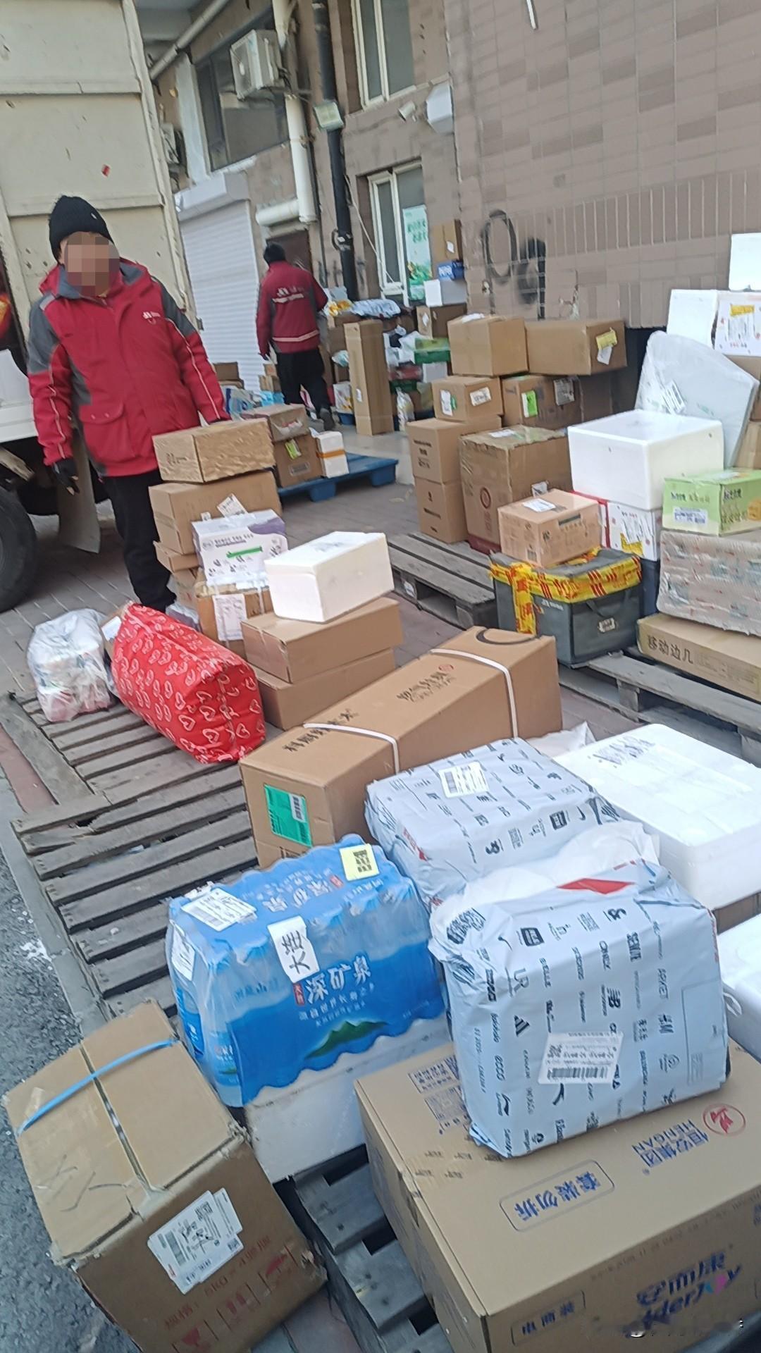 你有哪些随手拍的比较满意的照片下楼取快递时随手拍的，我家楼下的快递站又到了一批包