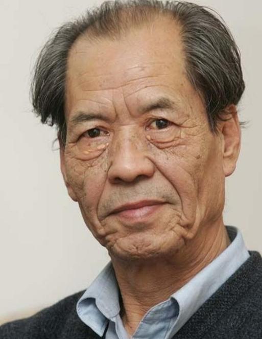 1993年，6年没有收入的陈忠实在家闲坐。突然一通电话打来，接完电话后，整个人瘫