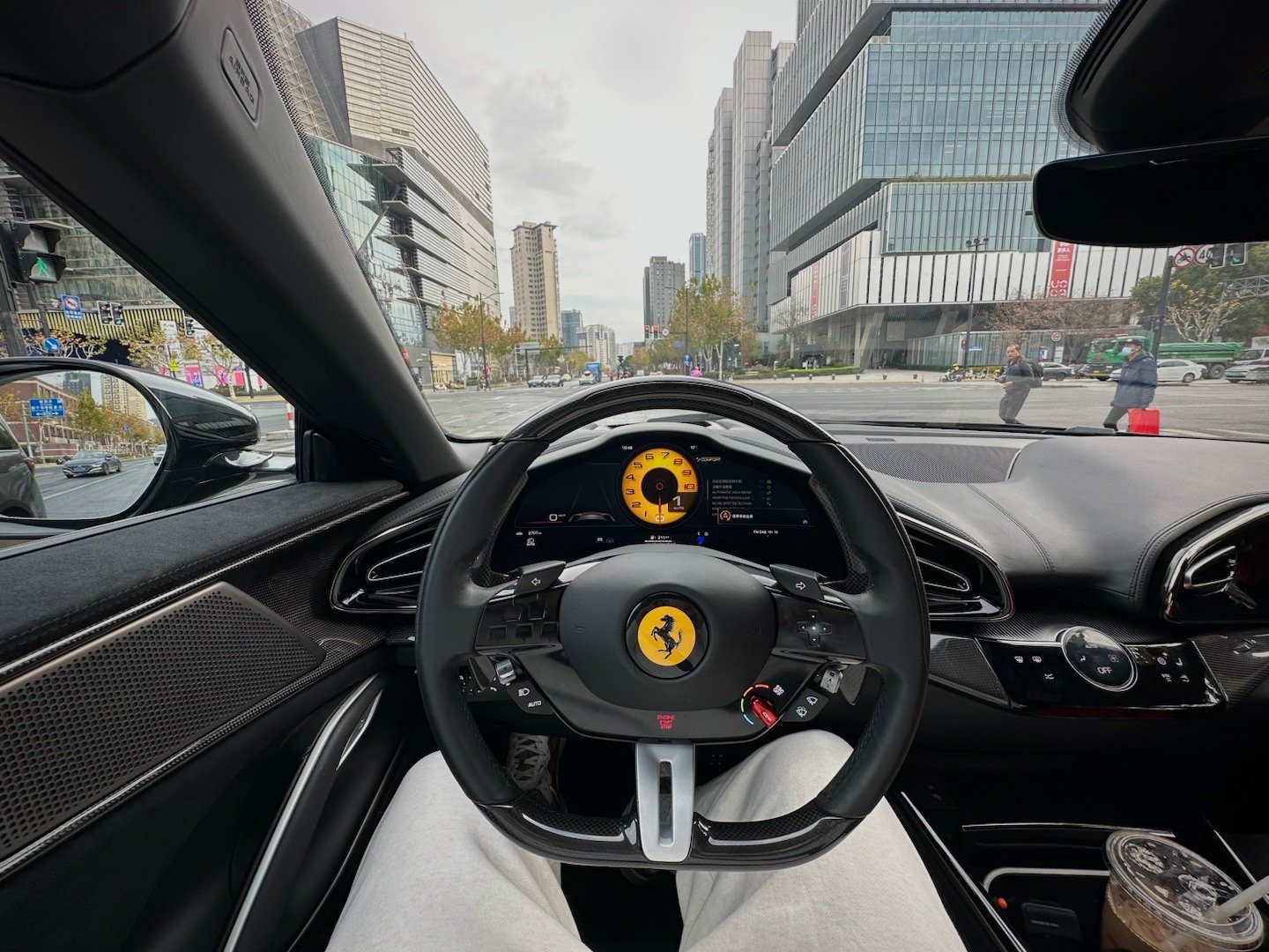 我从不认为purosangue是台suv因为这辆车基于纯正的法拉利的gt跑车地盘