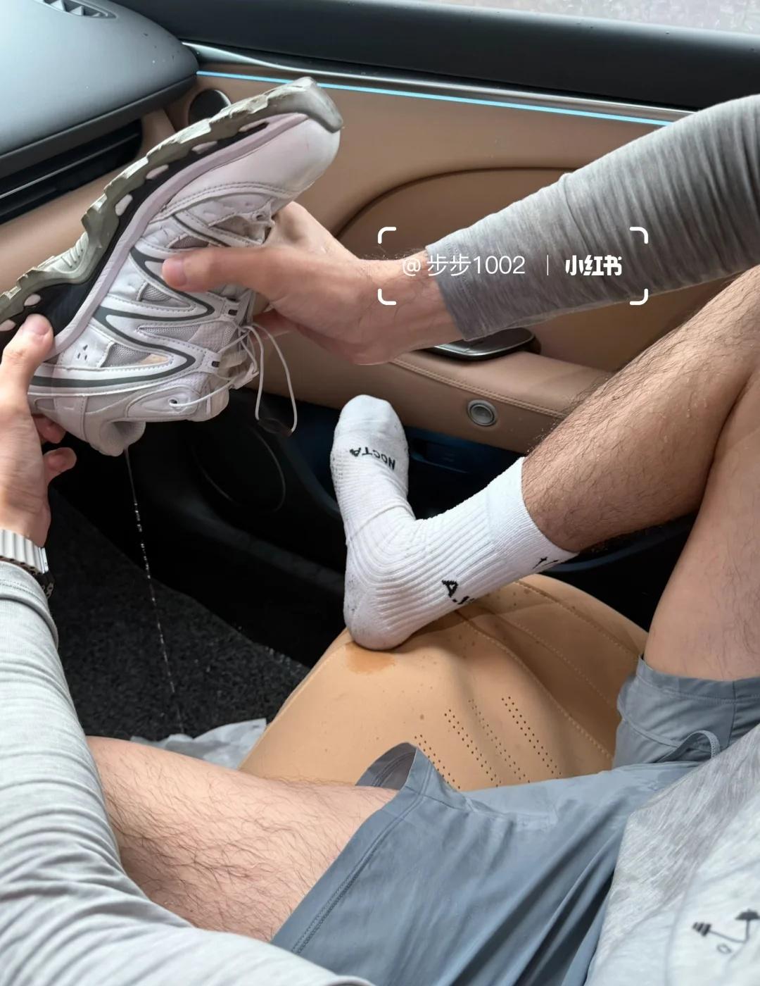 广州也有自己的泼水节⛲️
广州这天气是懂“湿和远方”的。[捂脸]
出门是都市丽人