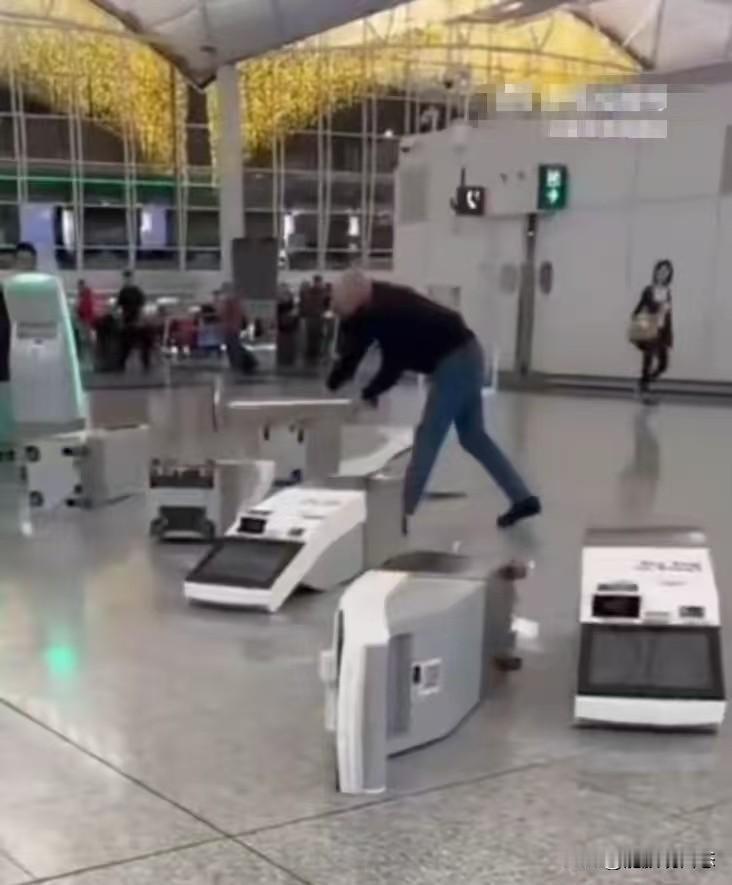 这是发生在香港机场的一幕， 发狂者是一名来自英国的35岁男子。
他不仅将机场内的