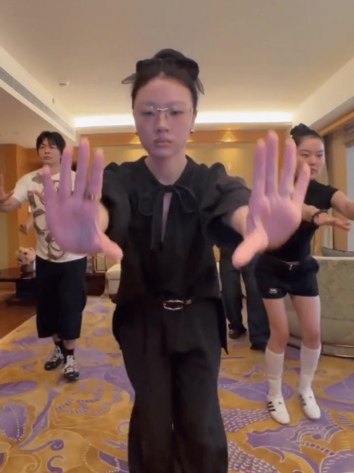 单依纯也跳上技能五子棋了技能五子棋风吹遍全网！单依纯也跳啦，太上头了，魔性旋律一