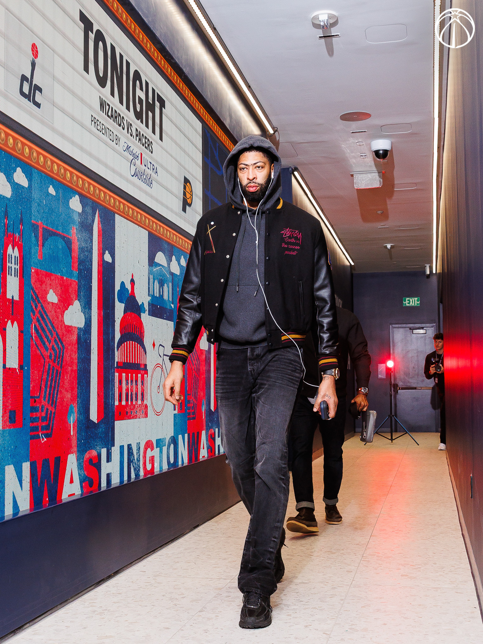 浓眉今天到场边看球了NBA浓眉步行者vs奇才