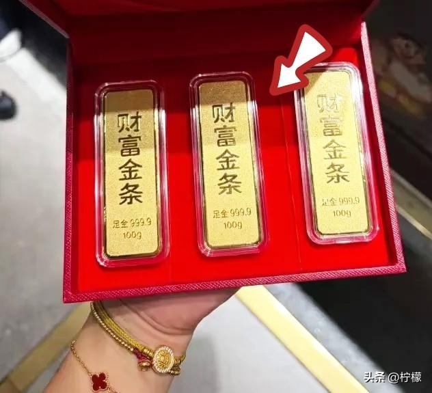 手里有黄金的人，
今天估计又要哭了。
3月30日星期一，金价刚开盘就跌到989元