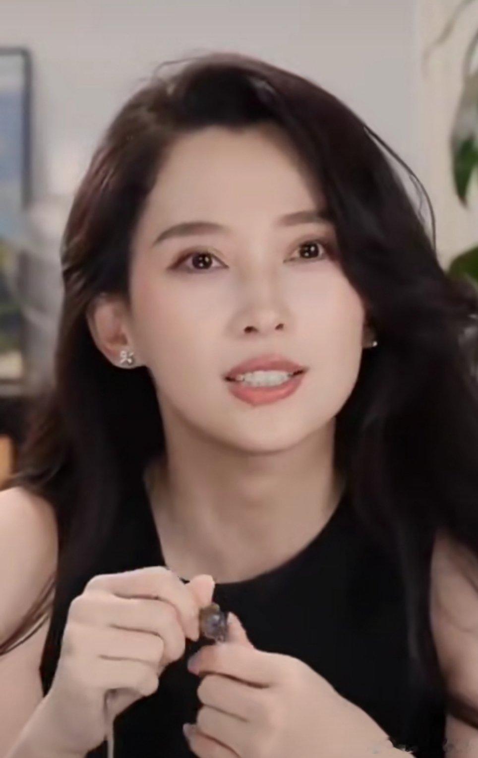 森林北自嘲是汪峰历代女友中最差的nonono，森林北还是谦虚了，我可以说她是汪峰