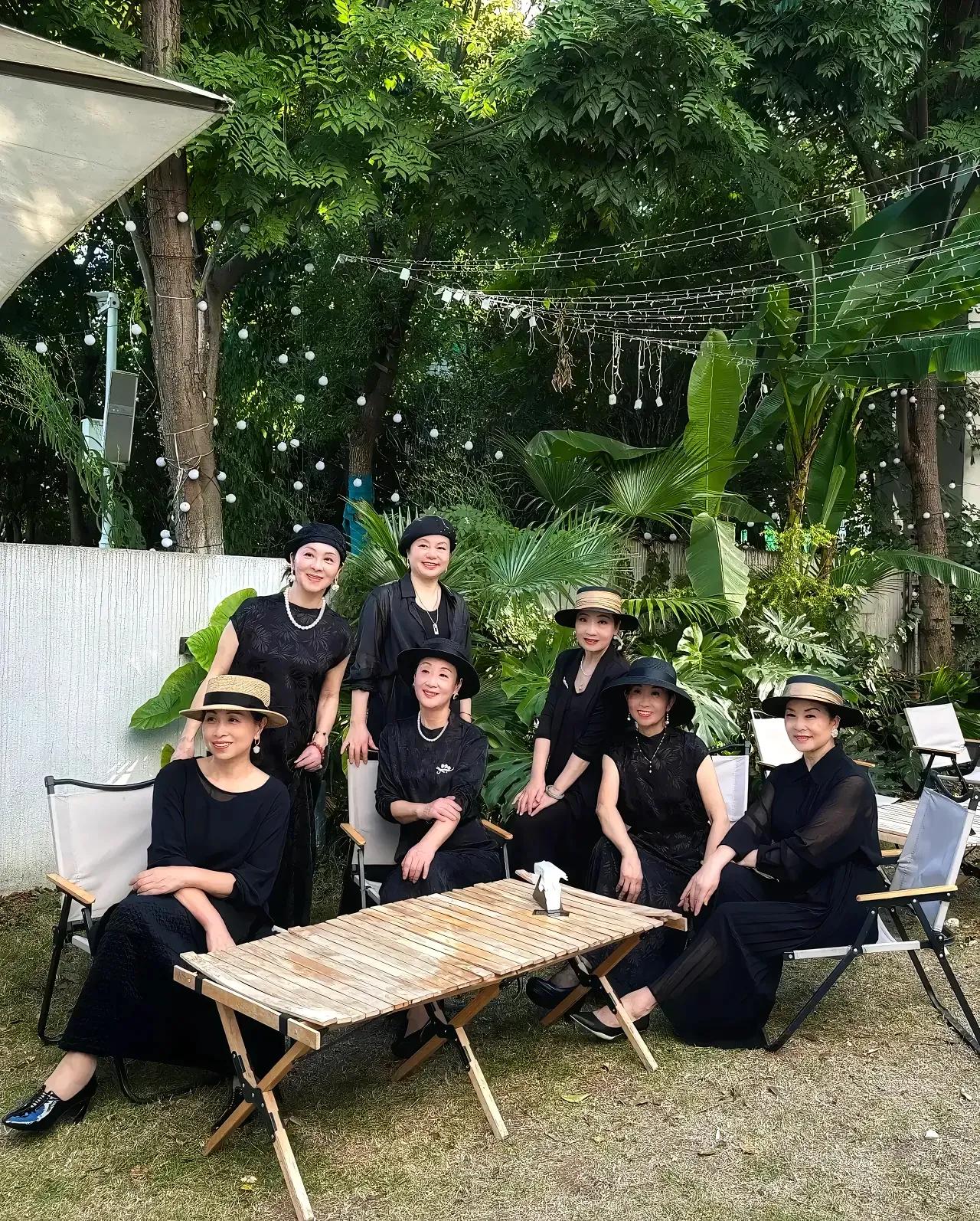 大妈们可别再穿得花花绿绿了，这样的黑色系穿搭真是高级又显气质呀，每个人都很优雅、