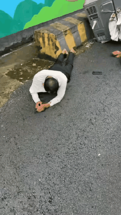 骑个不知道是摩托车还是电动车，胆子还挺大，这么窄的路，双开门的冰箱竟然用车驮着。