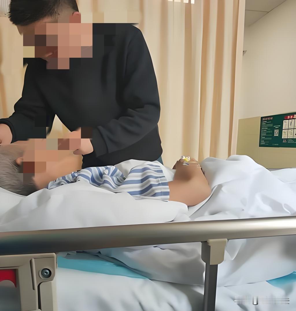 一男子骨癌去世，生前立了遗嘱交给律师，丧事办完，律师念遗嘱，220万存款，老大2