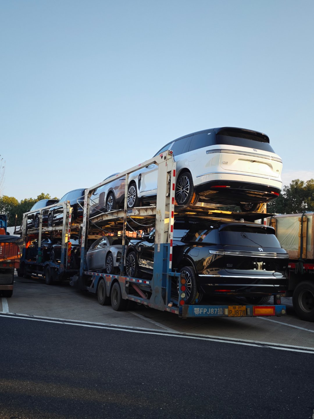 一辆板车上，4台ES8，3台ET5T，1台L60，算是目前蔚来几大主力车型吧。 