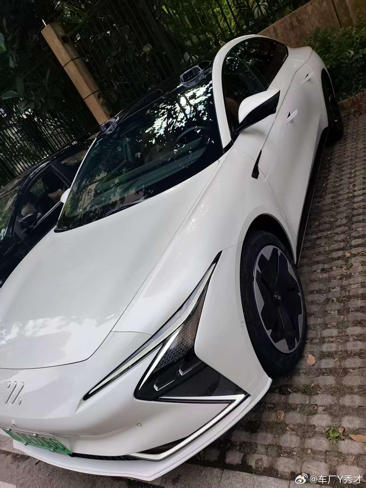 我的车还是蛮帅的。前两天看到有个自媒体小哥讲大灯工业设计与维修的关系，说BBA的