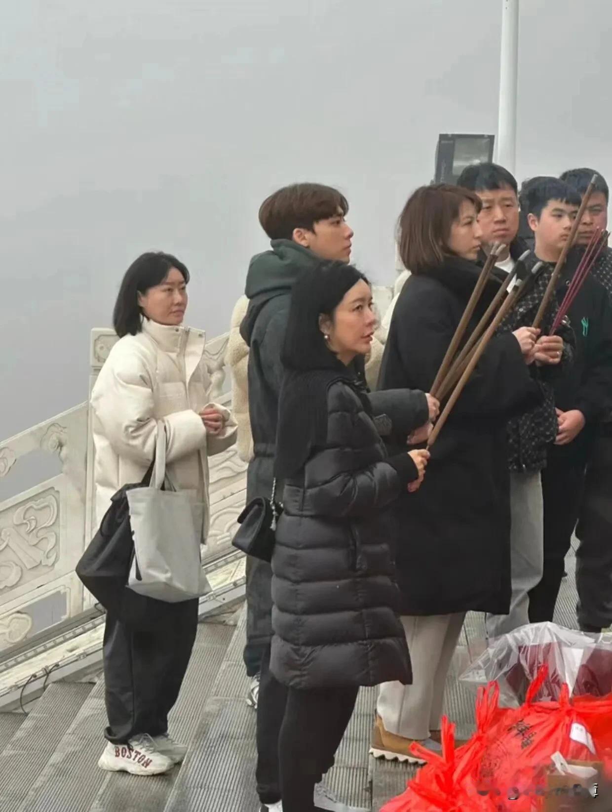 大年初五情人节，李易峰出现在丹东大孤山祈福～从照片中可见，李易峰无论身材还是颜值