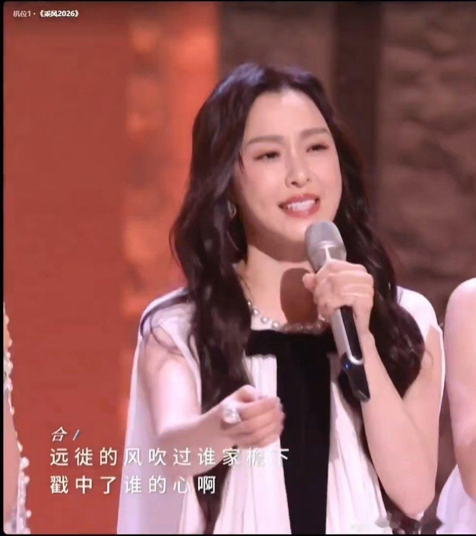 范玮琪争气开口就被范玮琪的和声惊艳到！音色干净又有力量，和队友默契适配，一出手就