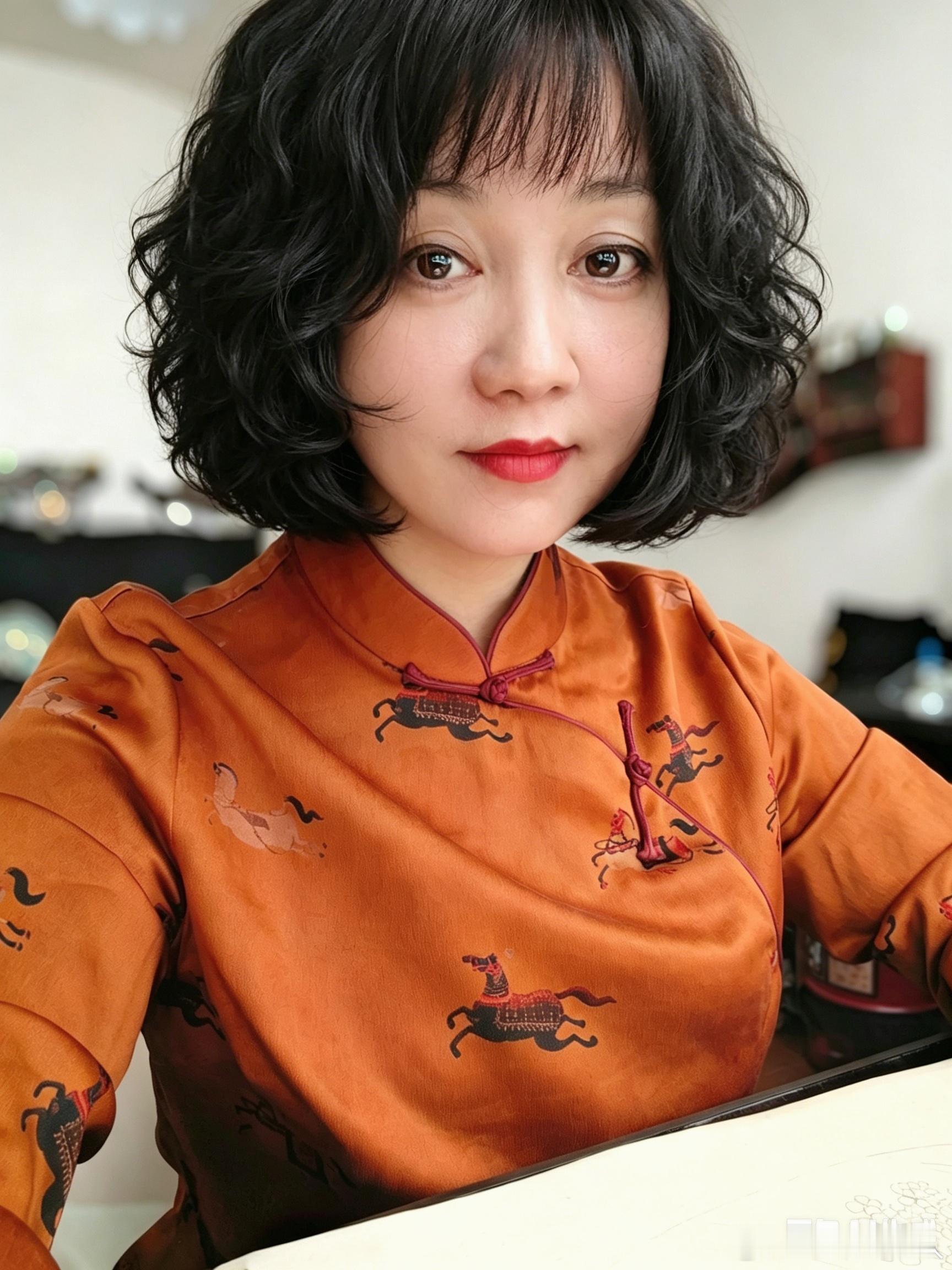 上次准备搞个红头发，中途偃旗息鼓。现在又看上这个卷毛了，豆包帮我p了一下。好不好