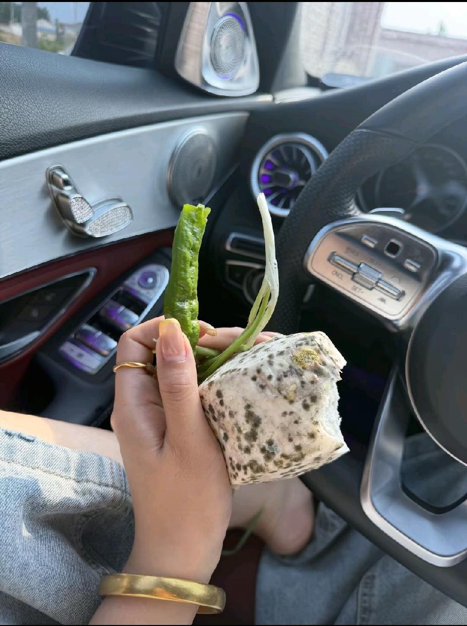 昨天和一个异性朋友聊育儿观念
他问我：在教育孩子这方面，你有没有过无力感？
作为