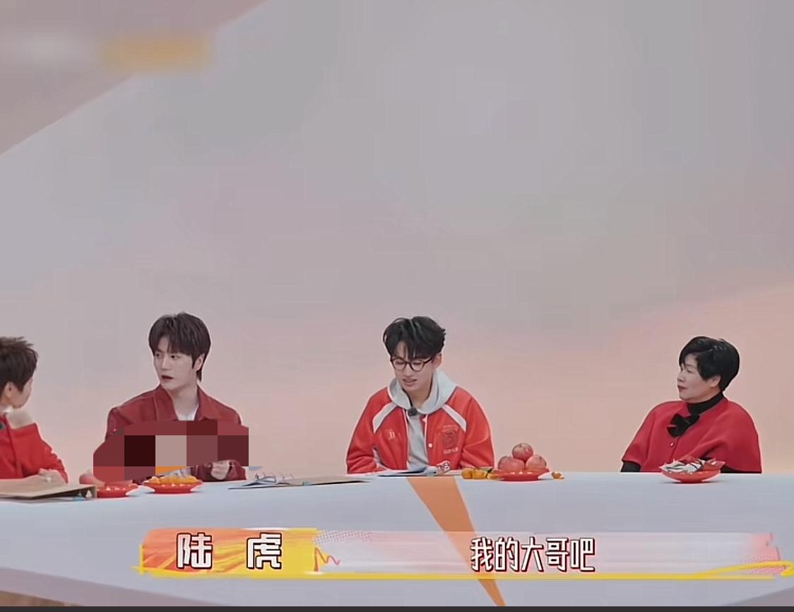 陆虎说陈楚生是个爱的很浓烈的人。
果然，在陆虎心里楚生就是“大哥”。
在节目上，