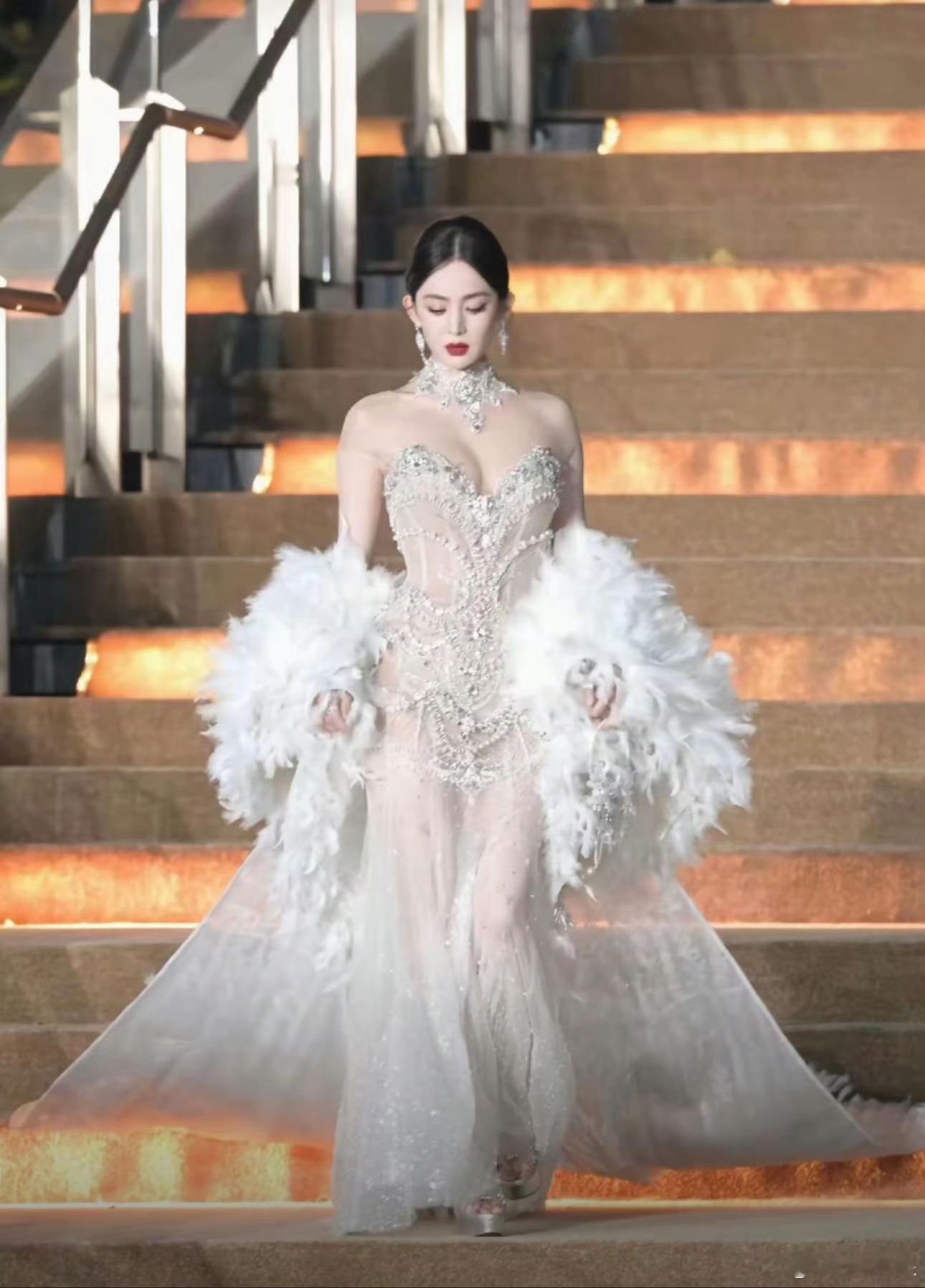 娜扎瘦成纸片人了 我的天 还是要多吃一点注意健康才行 不过脸还是美得不可方物[开