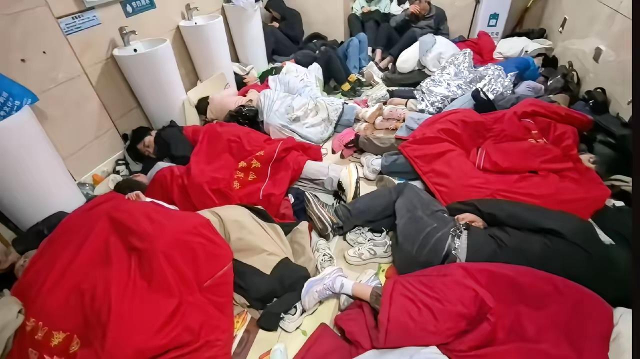 爬泰山，不仅是需要体力，更需要勇气。人挤人，那是正常现象，睡厕所，那也是无奈之举
