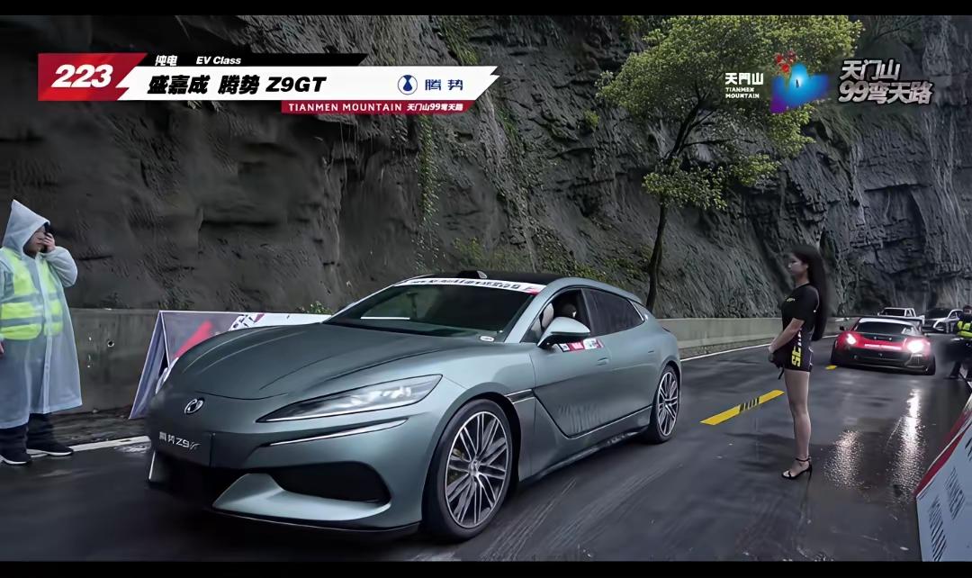天门山99弯天路的腾势Z9GT，这张图拍得真好看。