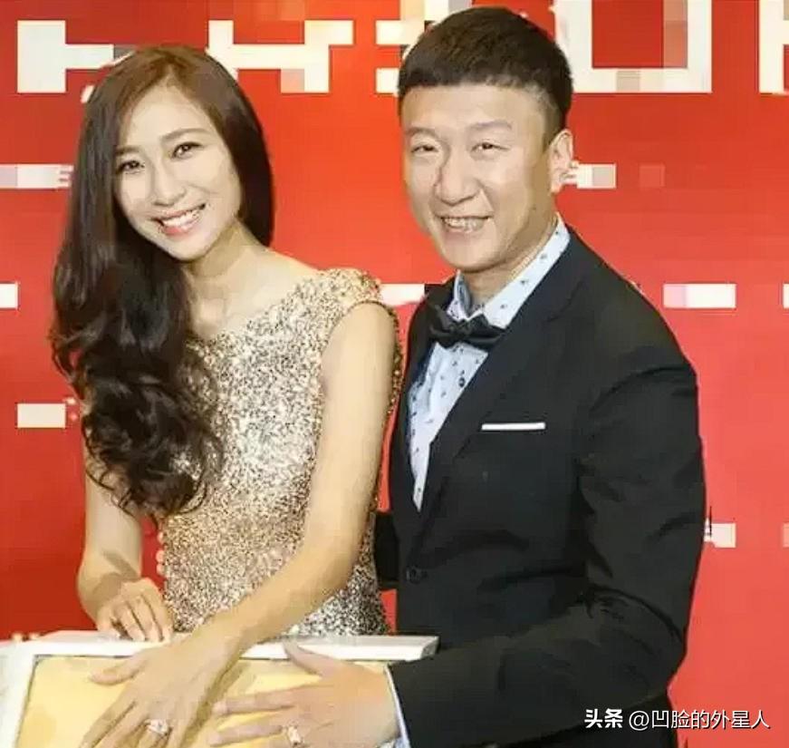 2002年，功成名就的孙红雷忙了一天后回到家，看到43岁的同居女友丁嘉丽正在蓬头