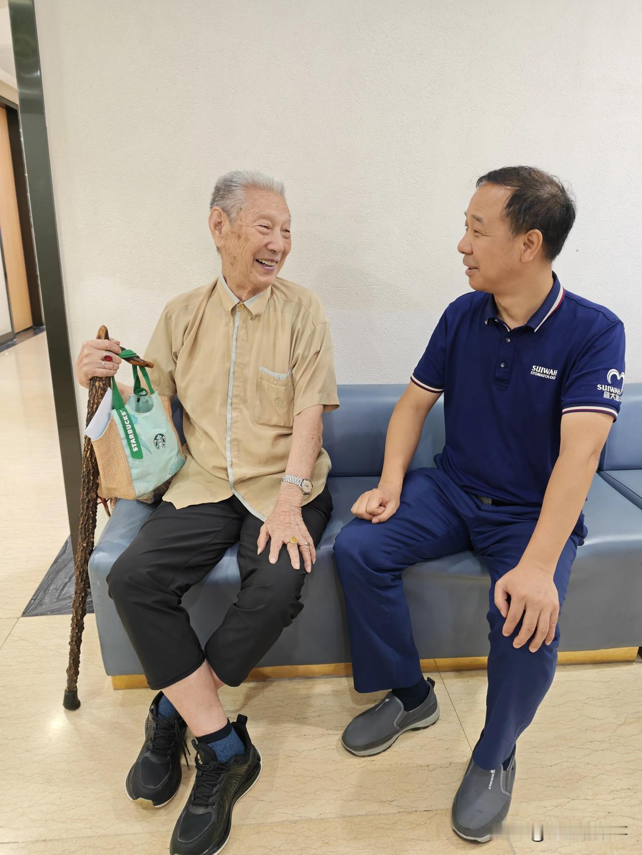 九旬老人初心不改 暖心相遇尽显温情
 
清晨的医院静谧安然，晨光微熹，诊室尚未开