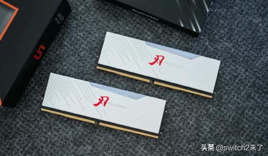 在经历了“史诗级”暴涨后，存储市场终于传出了一丝降温信号。今日，“内存条降价”话