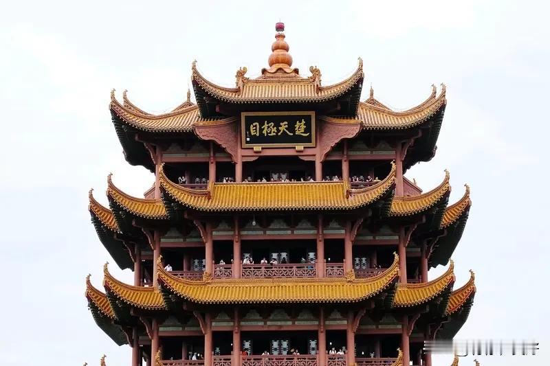 《七律   登楼感怀》
楚天万里入芳川，浩浩江风裹暮烟。
黄鹤已随仙子去，白云空