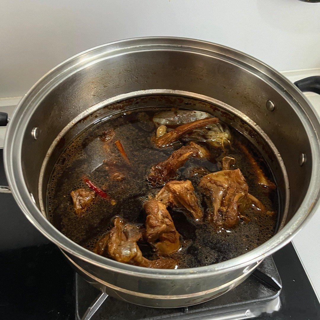 [色]卤鸡腿老好吃了，哎好吃是好吃，小猫不能吃[色][色]闻一下就算吃过了 ​​