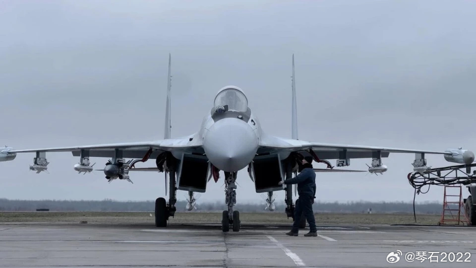 俄军Su35的空优满挂图2自左往右分别是R73M近距离格斗导弹、R77-1超视距