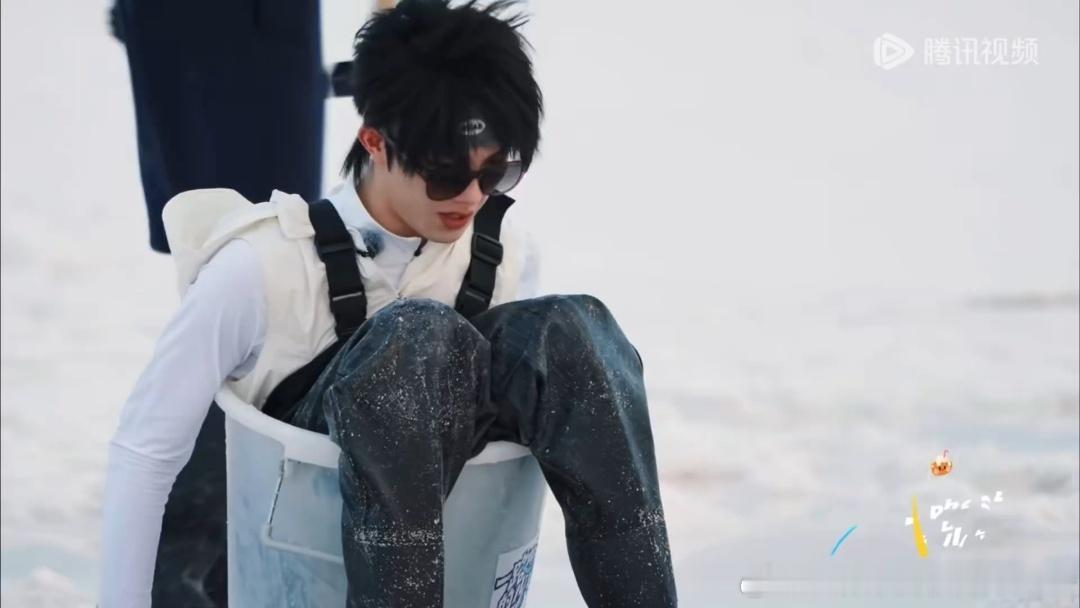 苏新皓屁股卡住了谁来救救苏新皓的屁股一路向海的少年 苏新皓你也是个人才，屁股卡桶