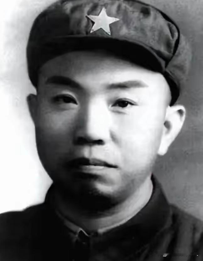 1952年，湖北军区司令员王树声在商店买东西时，盯着一个售货员看了一会，发现此人