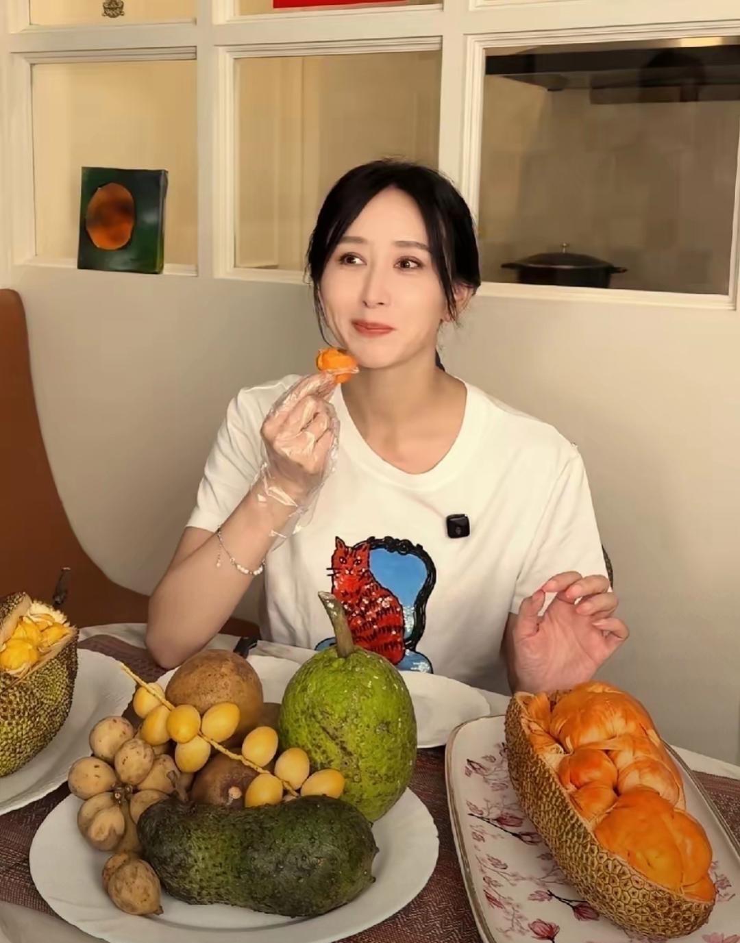 胡静吃的这一桌子马来西亚水果，还真的有一些水果不知道啥名字的，我们这中国好像都没