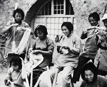 1937年安徽芜湖，3个持枪的日本兵把10多名手无寸铁的农妇撵进一户农家，急吼吼