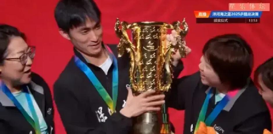 奖杯8斤半，蒯曼差点摔了
 
颁奖那天，蒯曼刚把奖杯举到胸口，手就抖了。教练李隼