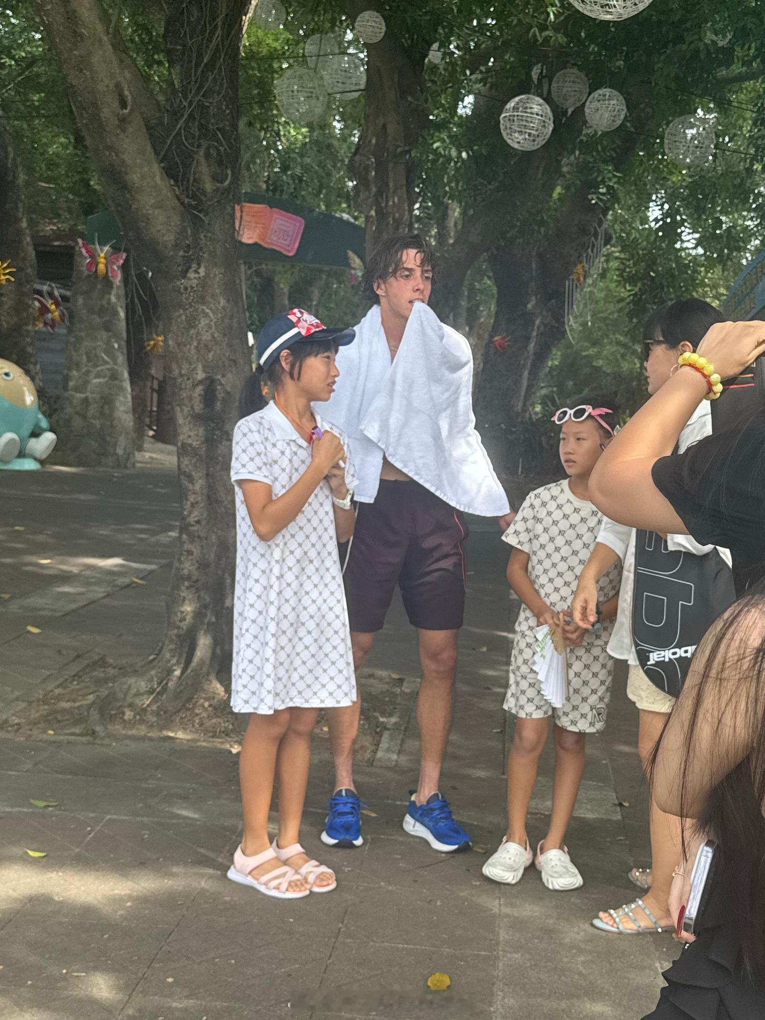 #巡回赛在中国# 深圳龙华挑战赛进入四强的卡佐在赛后很萌的跟现场观众合影。  ​